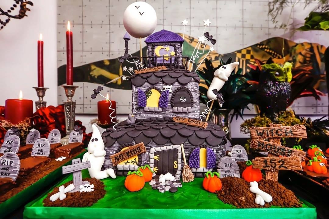 Witch House Cake: Halloween Party in Fondant