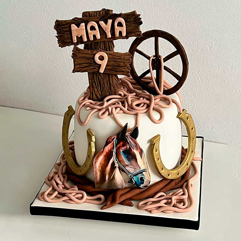 Horse Farm Cake: Elegance and Horses in Fondant