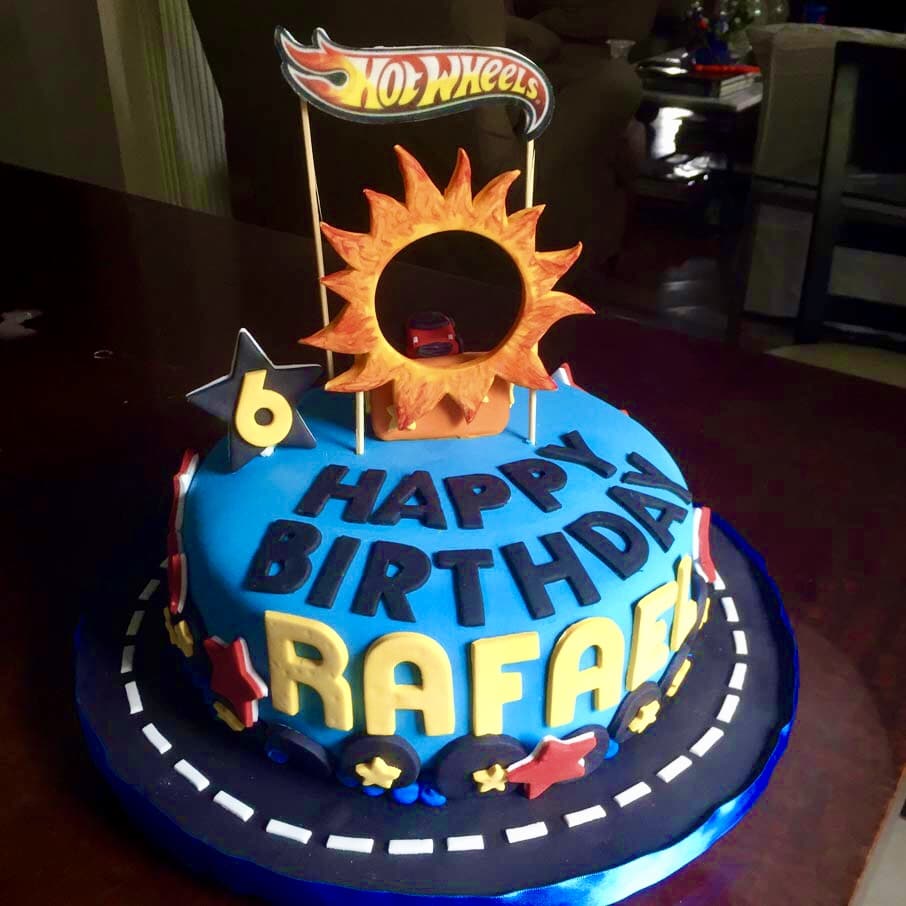 Hot Wheels Cake: Speed and Fun in Fondant