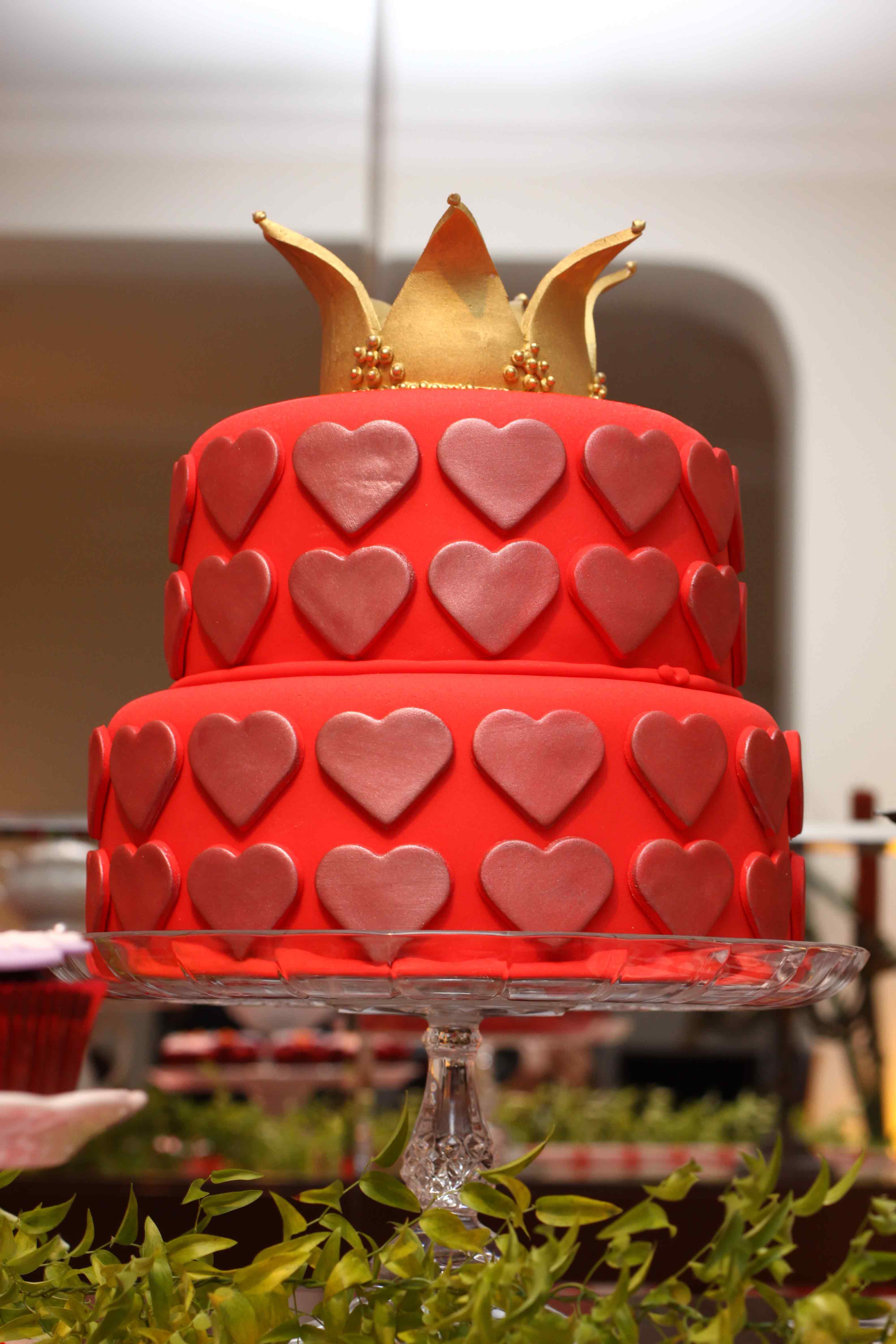 Bolo decorado com temática de festa e detalhes em pasta americana