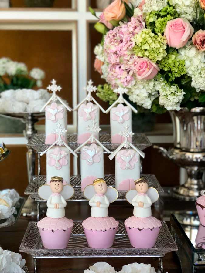 Cupcakes e pães de mel para batizado com pombinhas e anjos