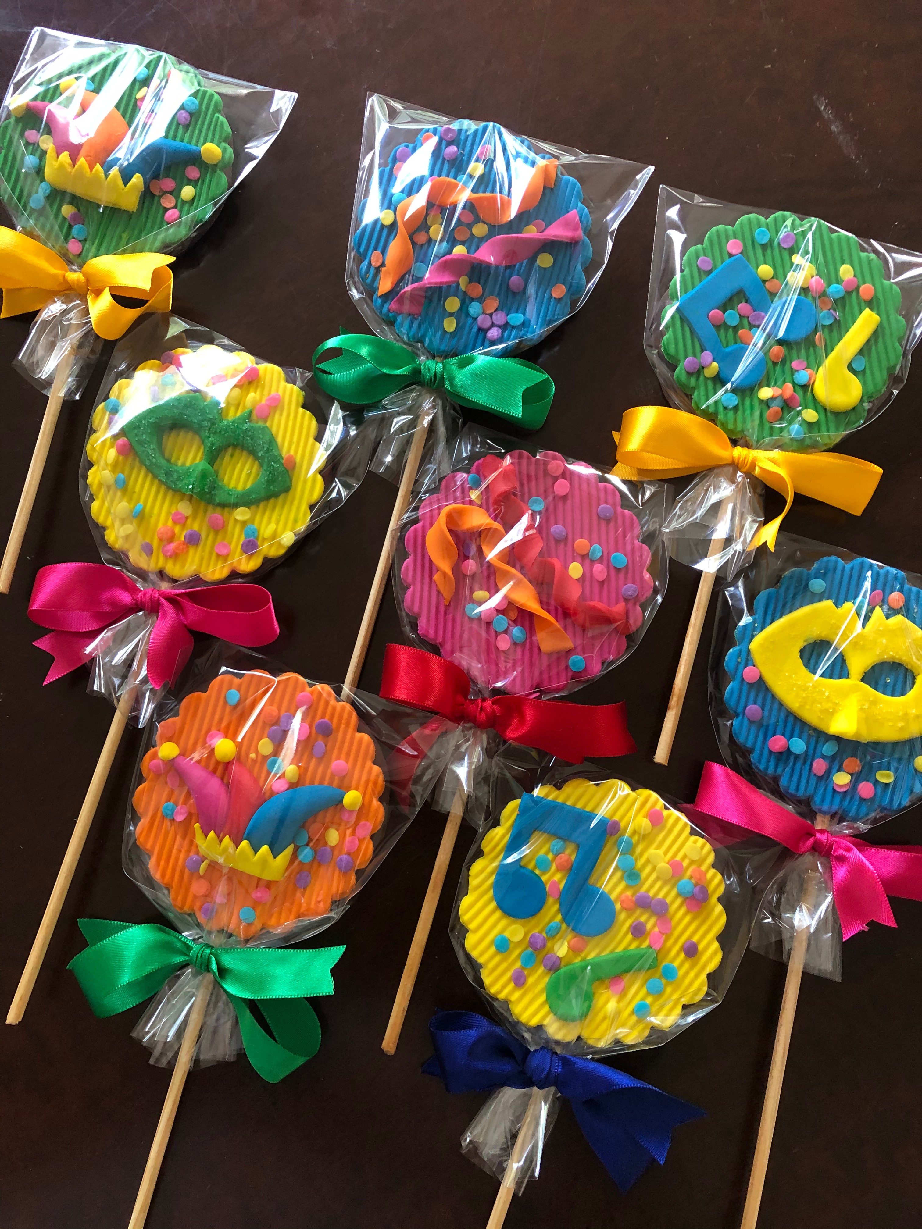 Doces decorados para Carnaval com máscaras e confetes