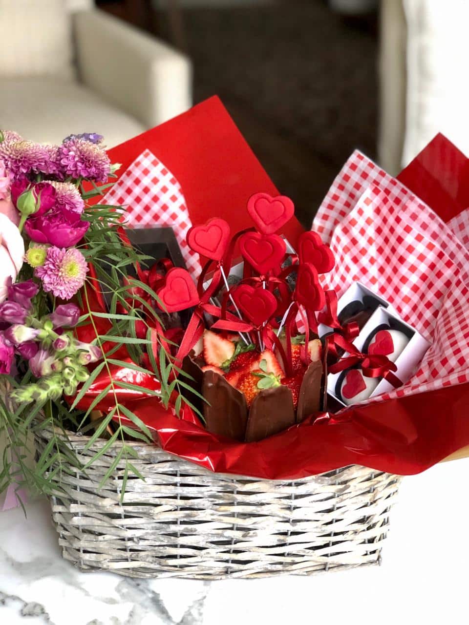 Cesta Dia dos Namorados com doces artesanais e flores
