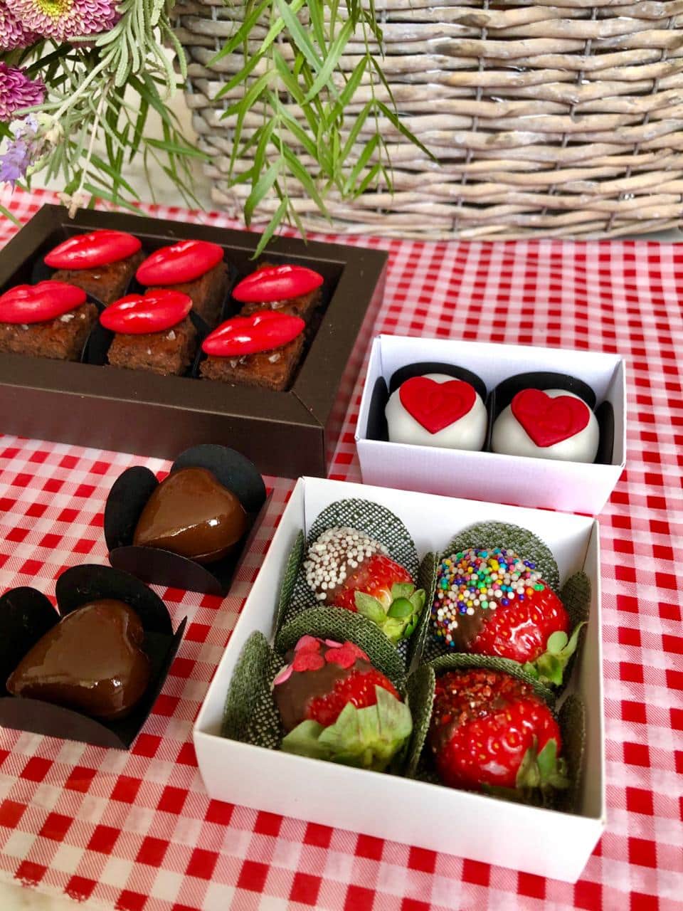 Detalhe dos morangos cobertos com chocolate e bombons