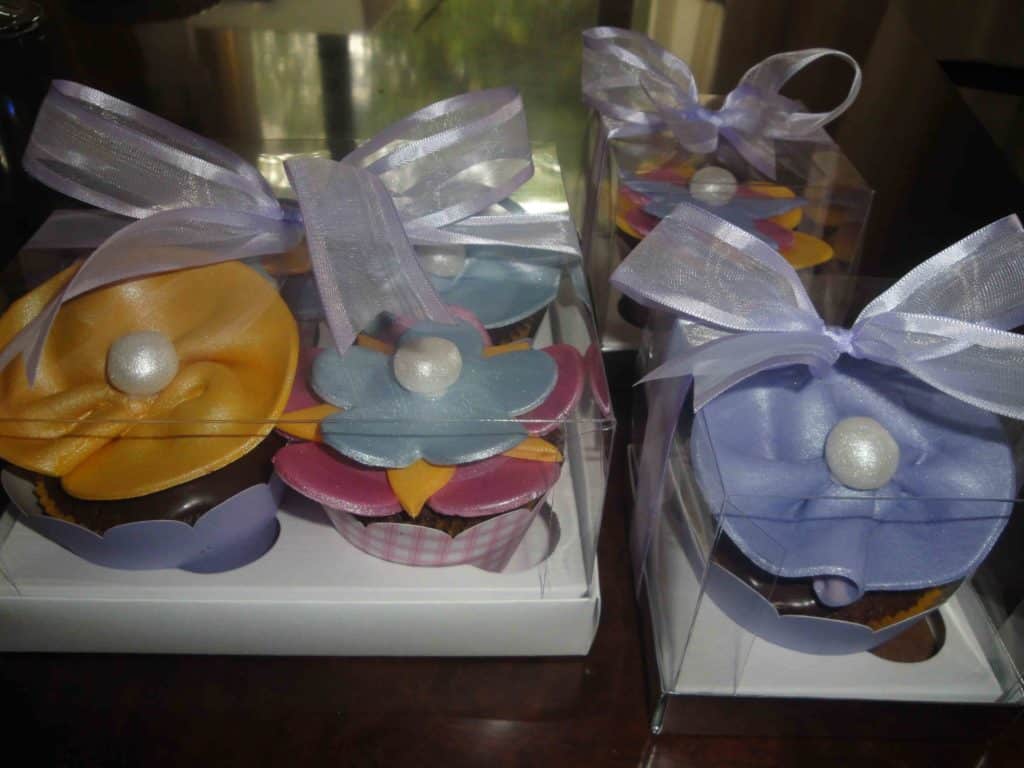 Cupcakes with artisan flowers for adult events