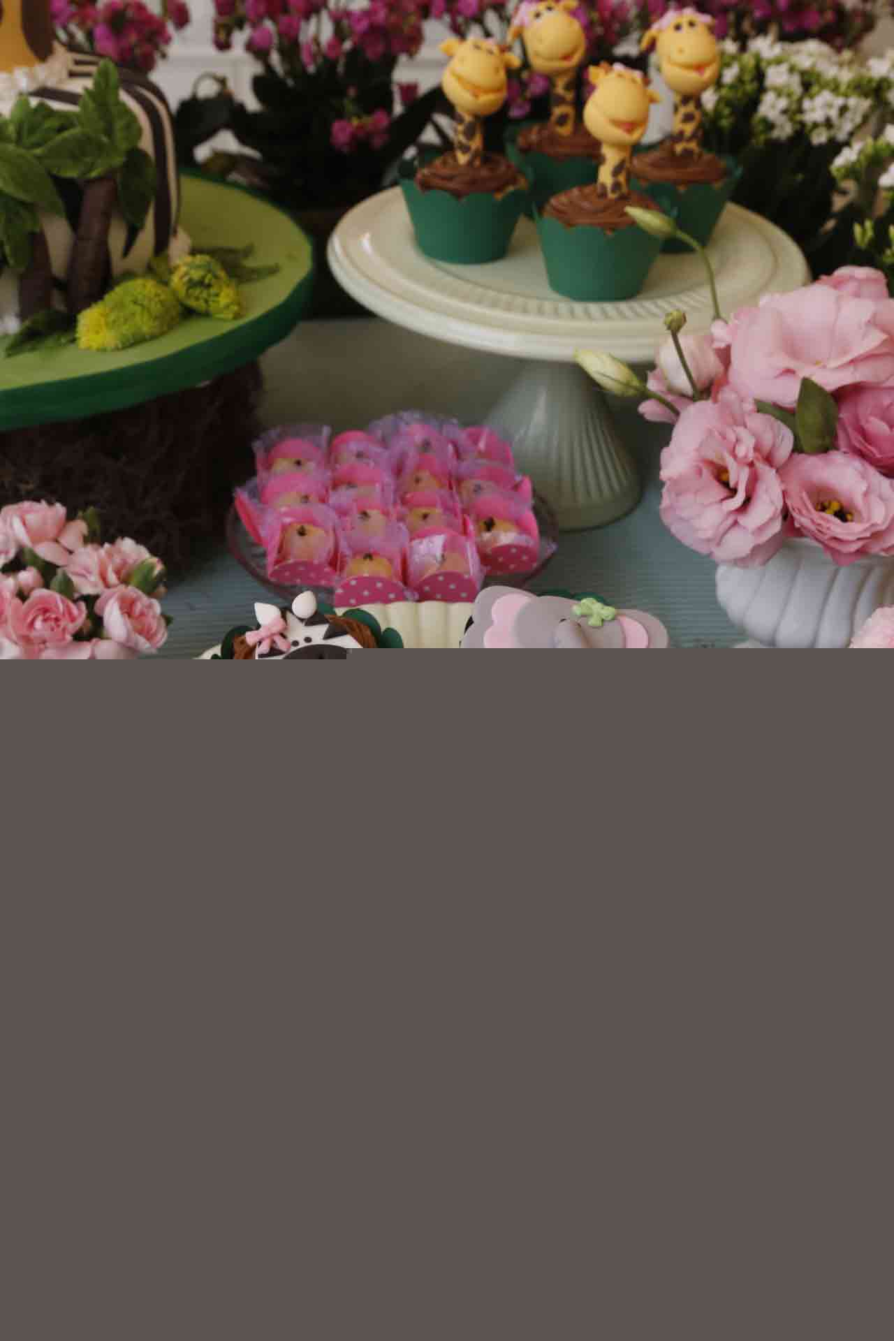 Cupcakes decorated with fondant for a safari-themed children's party