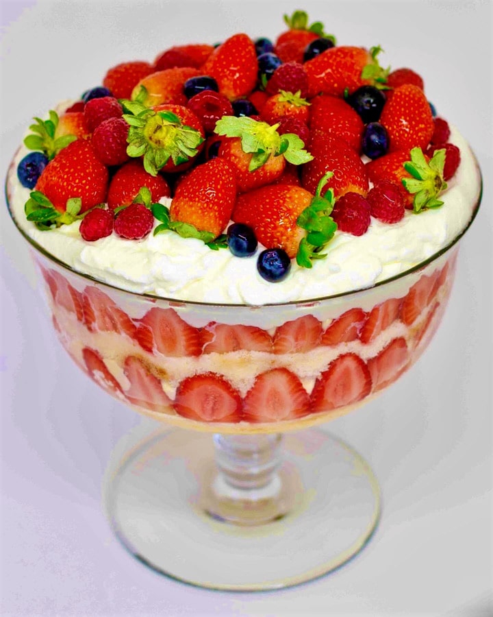 Trifle de morango com camadas de bolo e creme